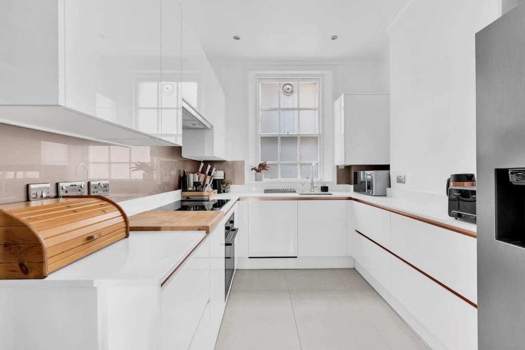 Appartement Luxury 3 Bedroom In The Heart Of High Street Kensington, London. *