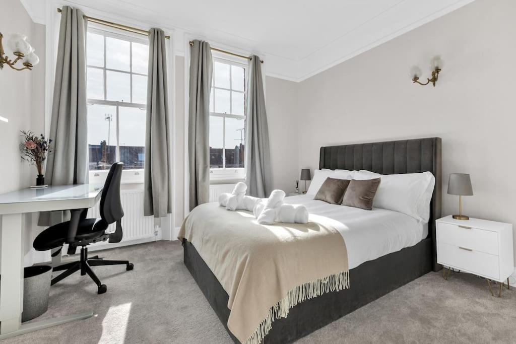 Luxury 3 Bedroom In The Heart Of High Street Kensington, London. Appartement
