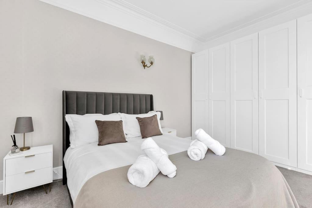 Luxury 3 Bedroom In The Heart Of High Street Kensington, London. Londres