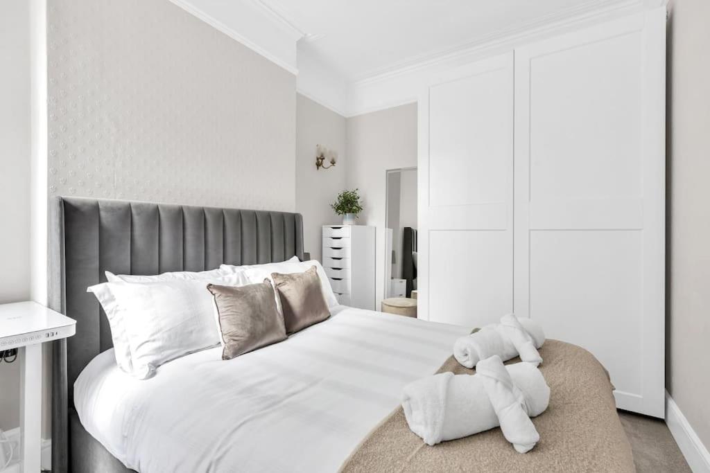 Luxury 3 Bedroom In The Heart Of High Street Kensington, London. Appartement *