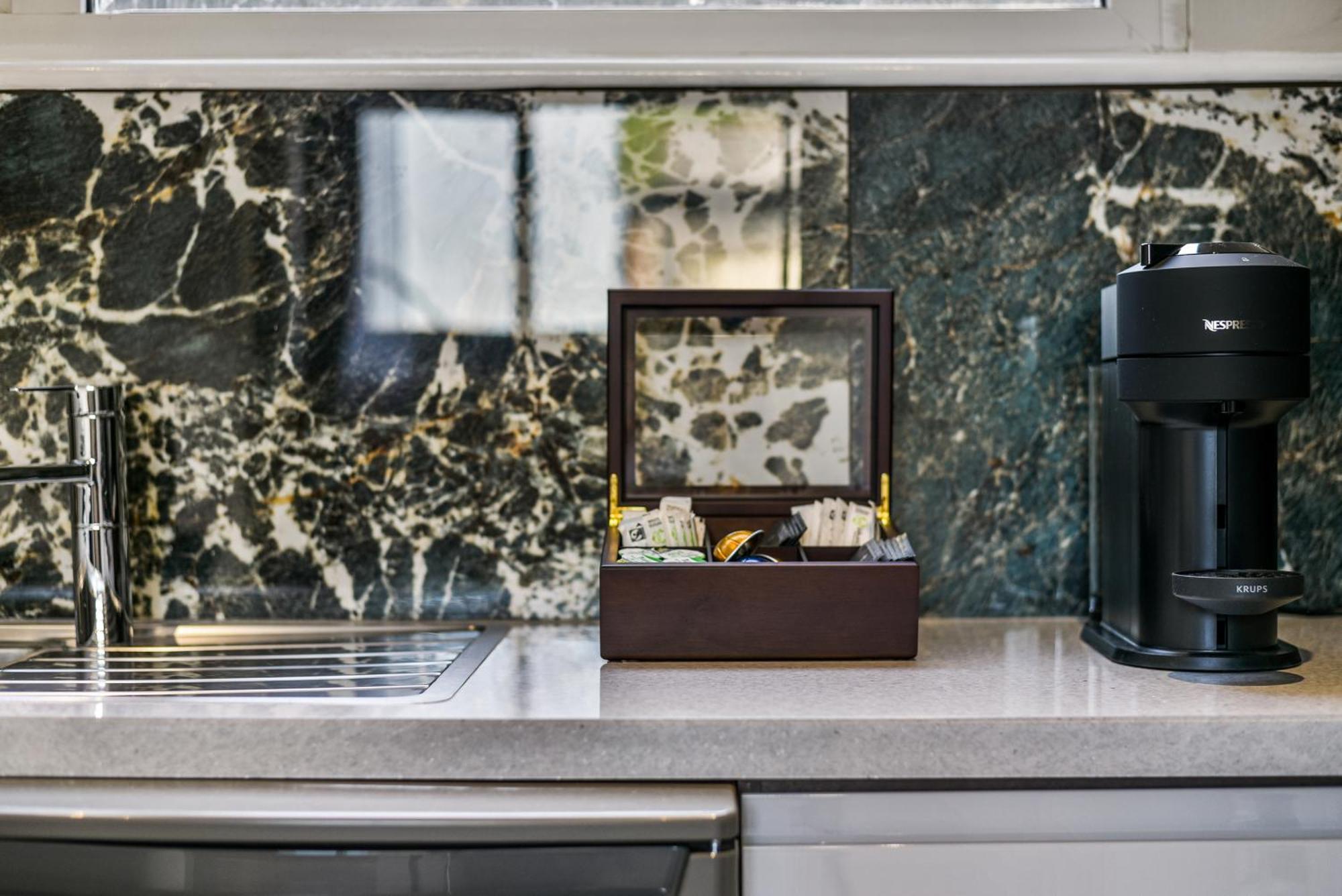 Avari - Hatton Collection Londen