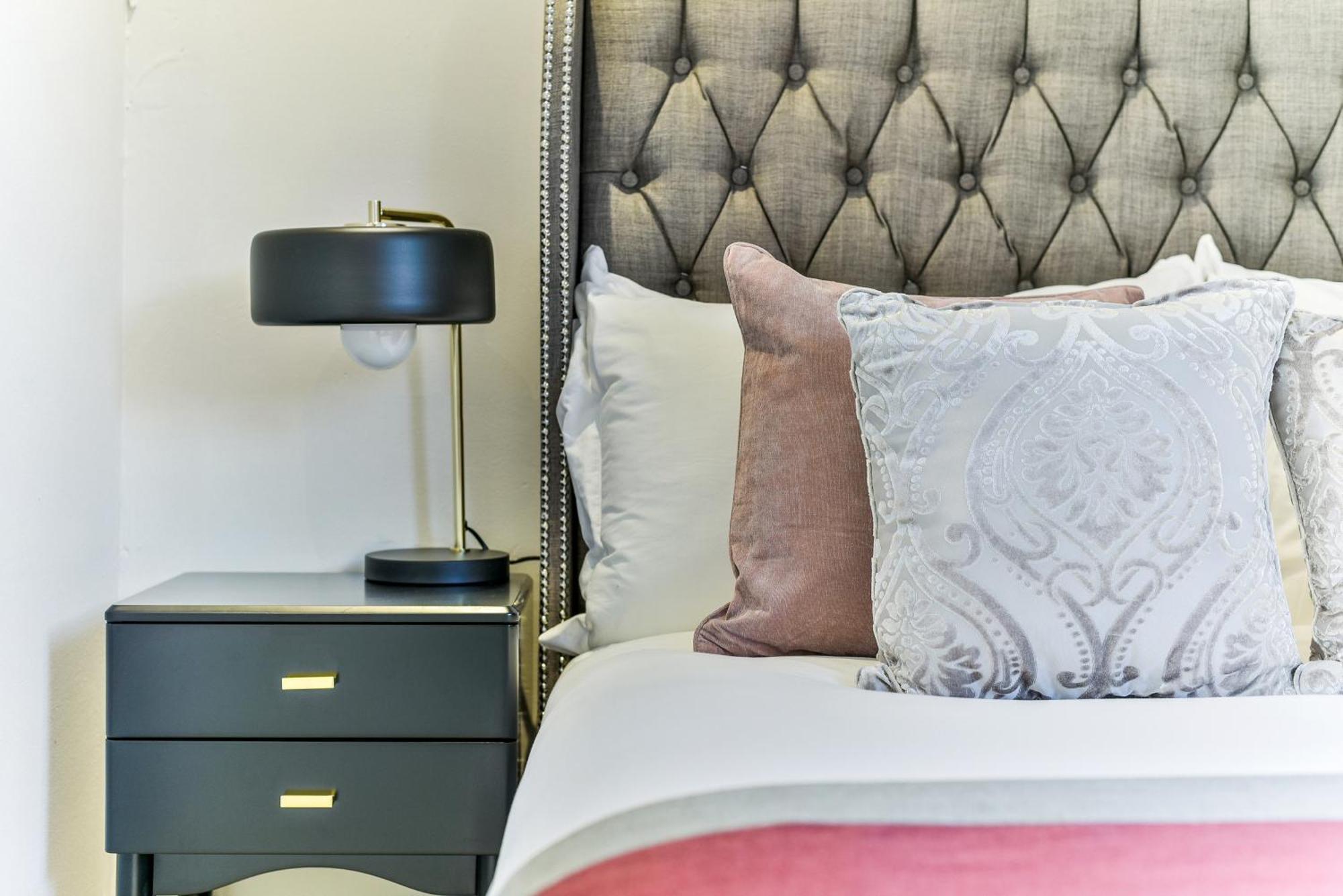 Avari - Hatton Collection * Londen