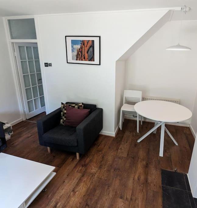 Charming 2-bed Garden Flat Appartement