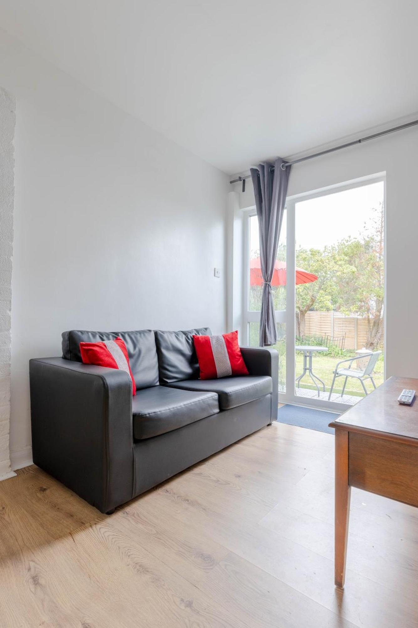 Cosy 2 Bedroom Near Wembley, Garden, Late Check In