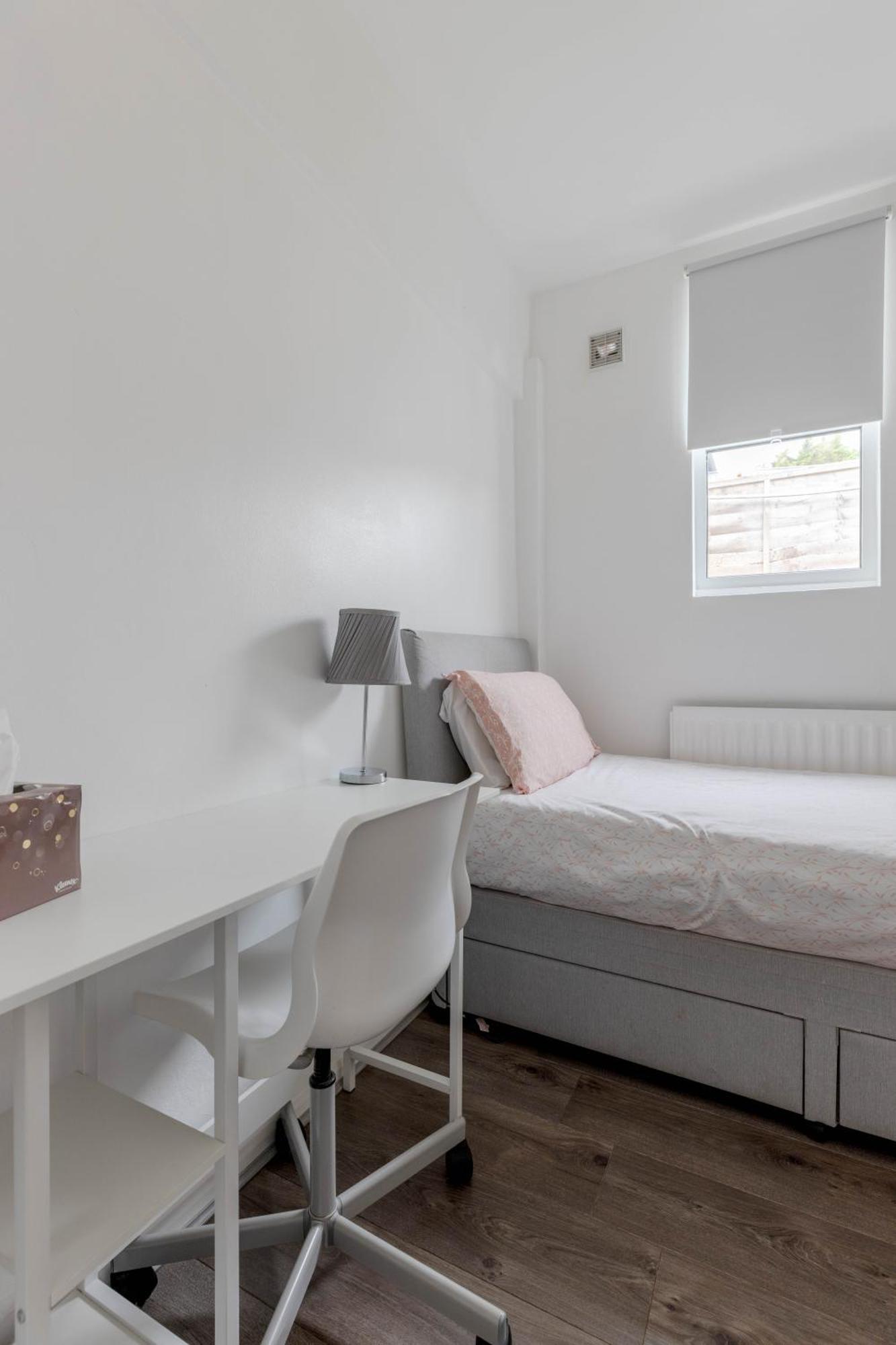 Cosy 2 Bedroom Near Wembley, Garden, Late Check In * Londen