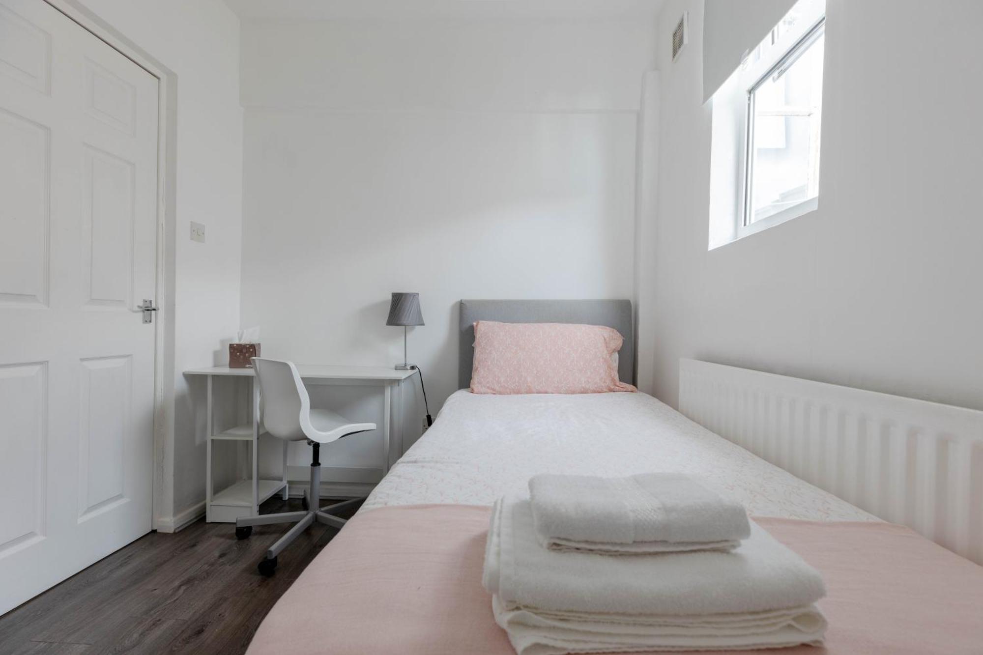 Cosy 2 Bedroom Near Wembley, Garden, Late Check In Londen