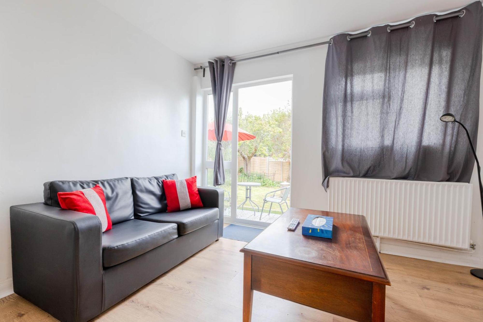 Cosy 2 Bedroom Near Wembley, Garden, Late Check In
