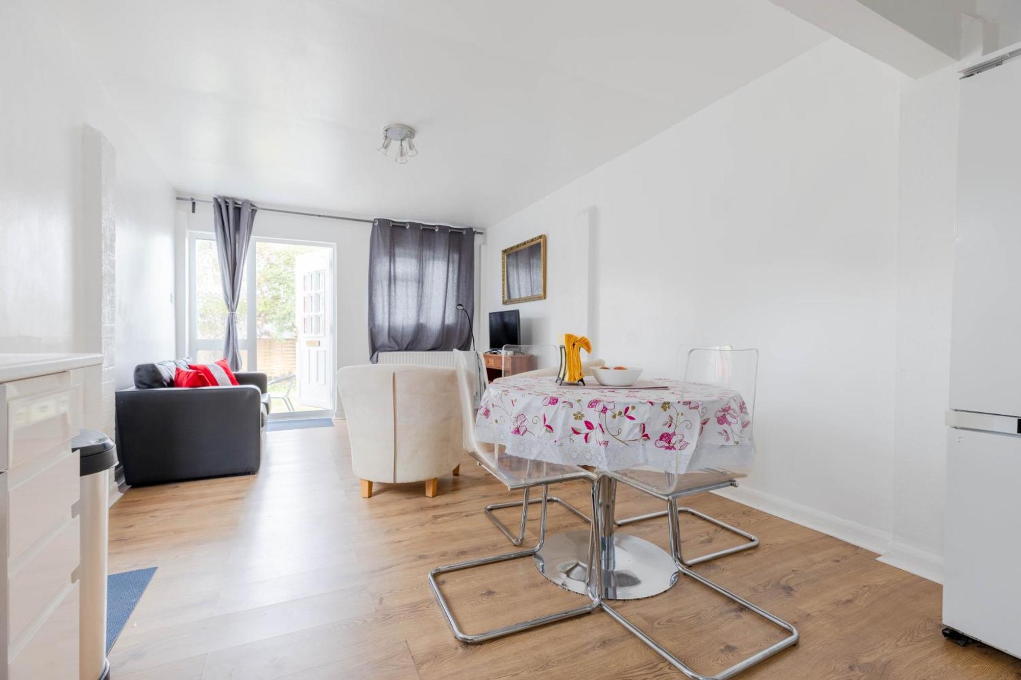 Appartement Cosy 2 Bedroom Near Wembley, Garden, Late Check In Londen