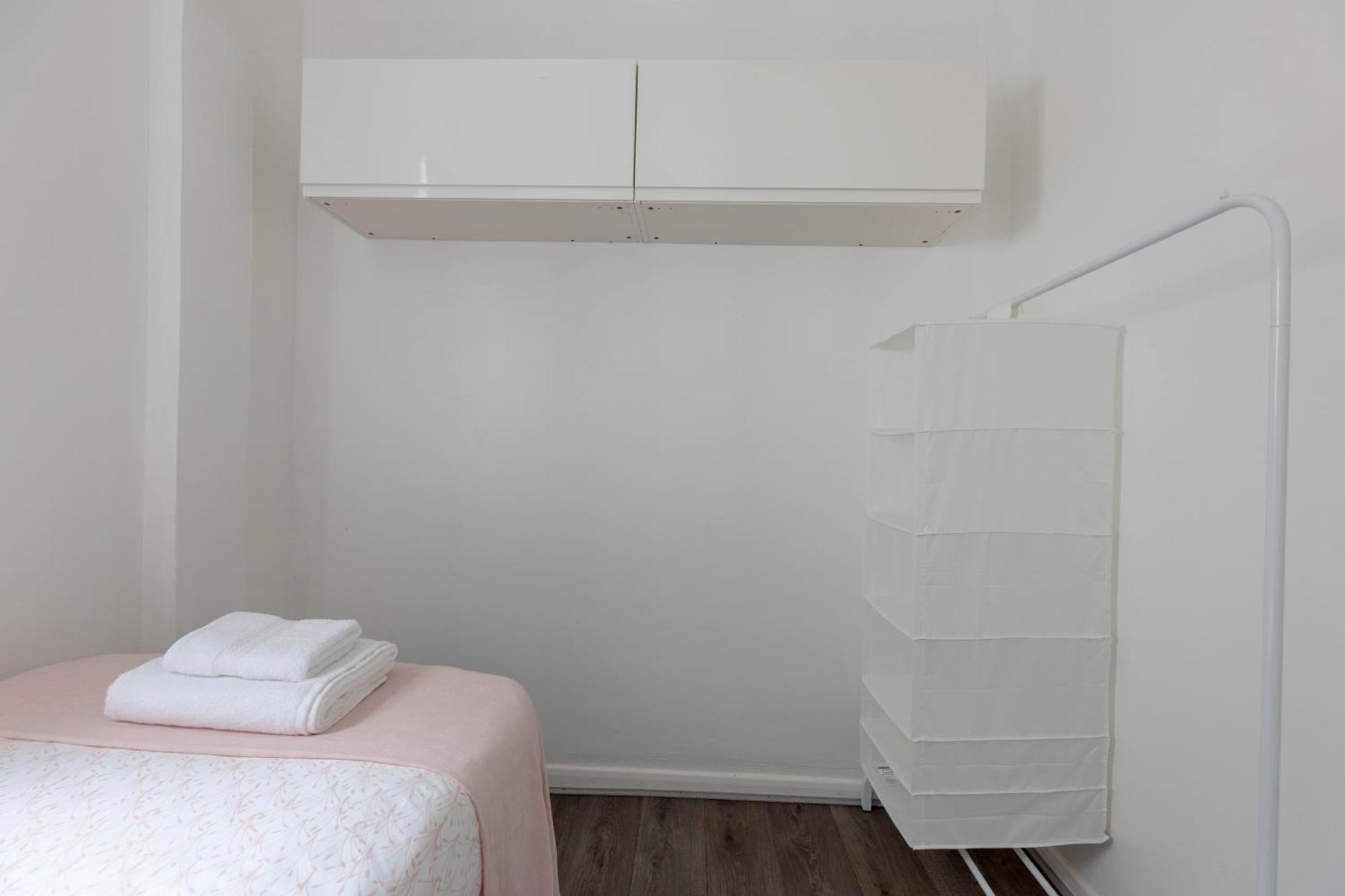Cosy 2 Bedroom Near Wembley, Garden, Late Check In Londen