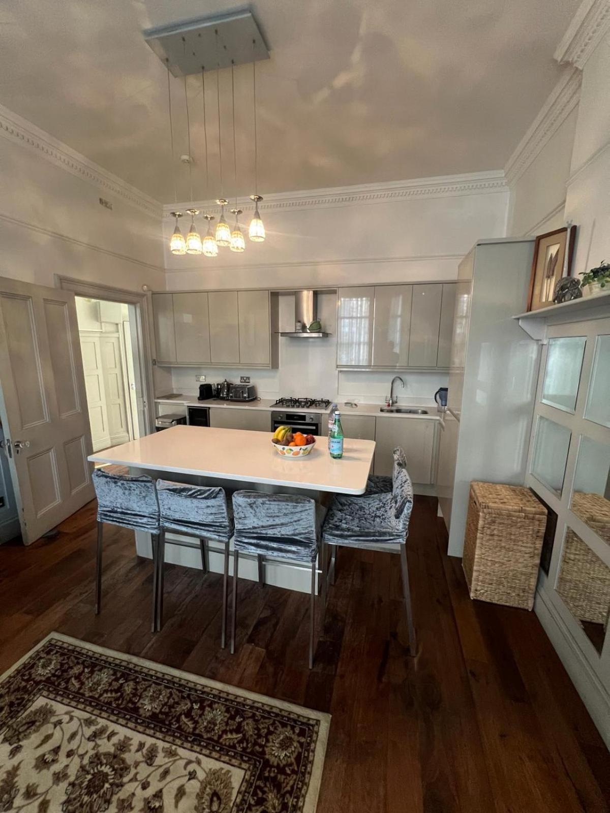 Stunning Holland Park- Sleeps 6
