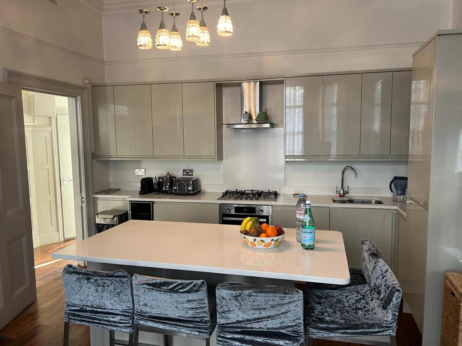 Stunning Holland Park- Sleeps 6 Apartment