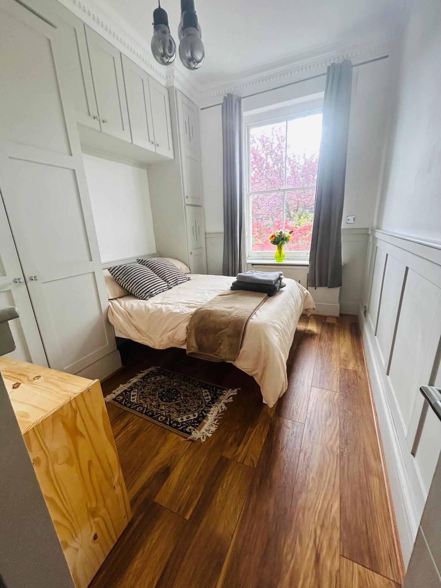 Stunning Holland Park- Sleeps 6
