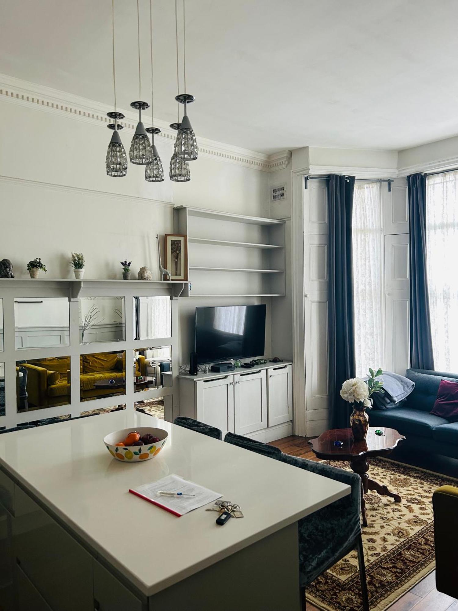 Stunning Holland Park- Sleeps 6 Apartment *