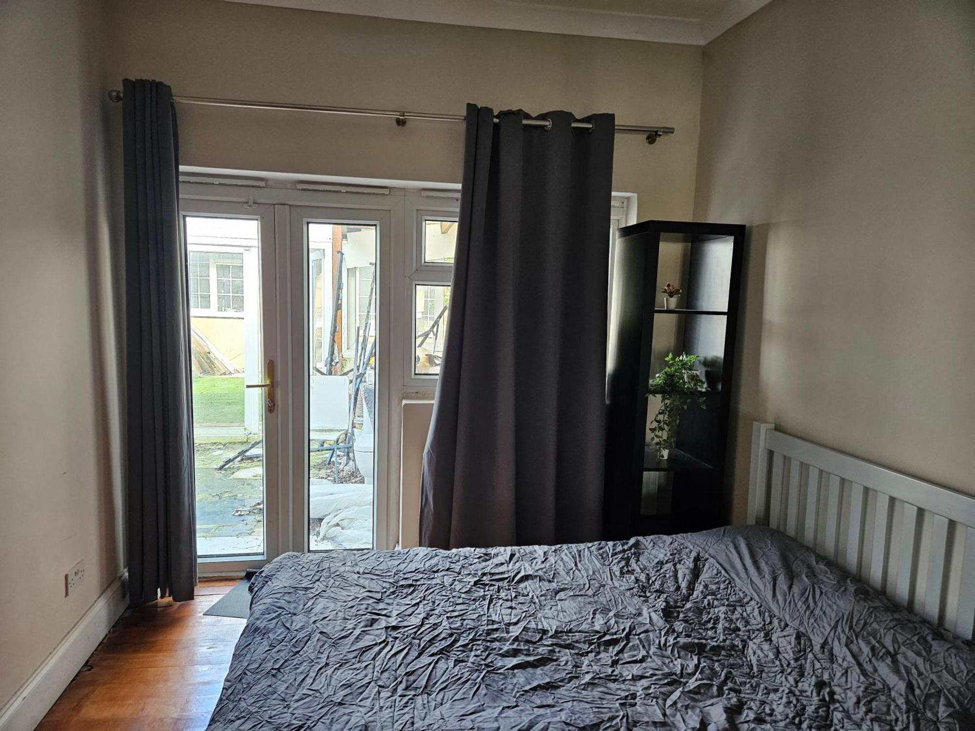 Private Room- Direct Travel Central/ Heathrow Guest house