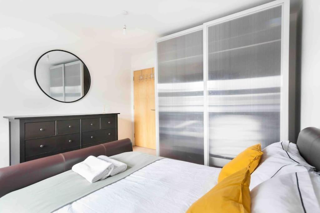 Spacious 2 Bedroom In Near Tube * Londres
