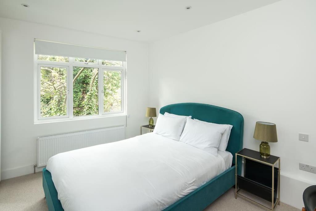 1 Bedroom Flat In Barons Court *