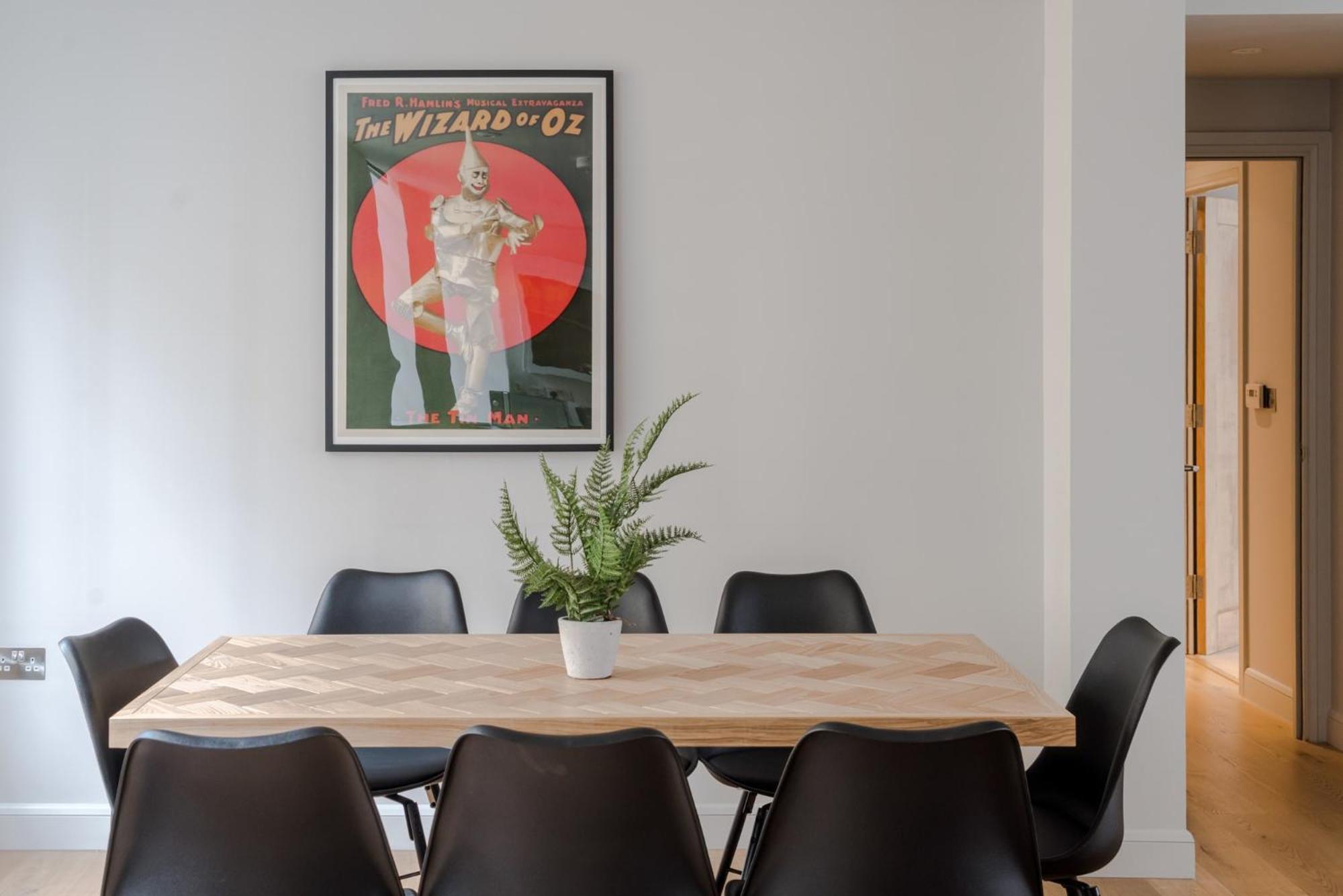 Circus Of Colour - Farringdon - By Frankie Says Apartamento