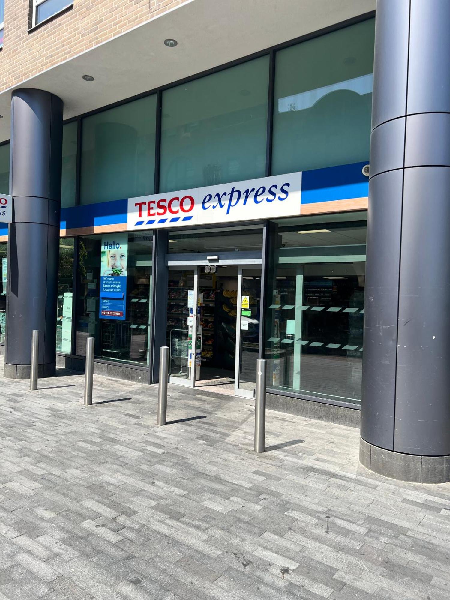 Modern Ground Floor In Canary Wharf, Free Parking