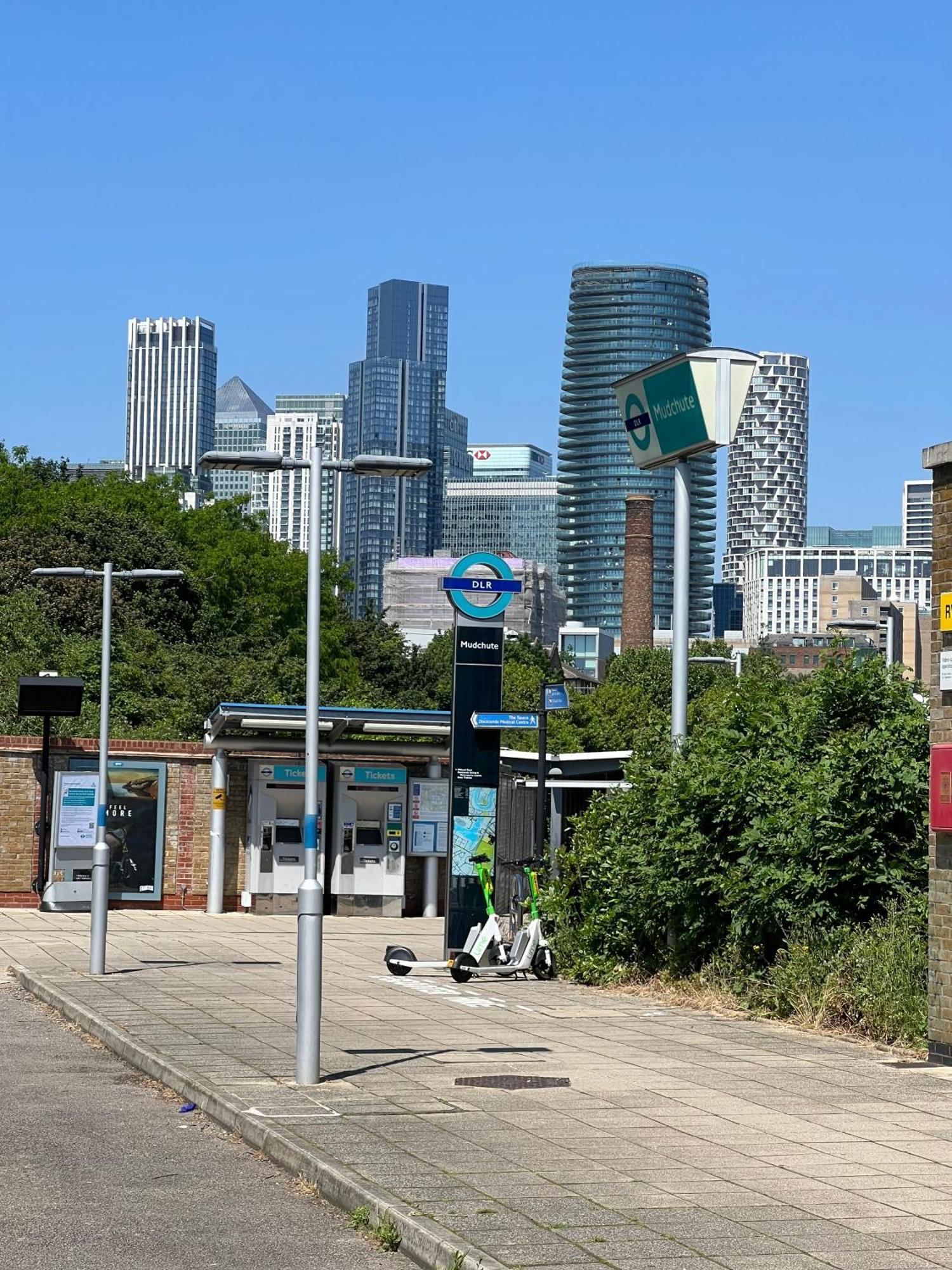 Modern Ground Floor In Canary Wharf, Free Parking