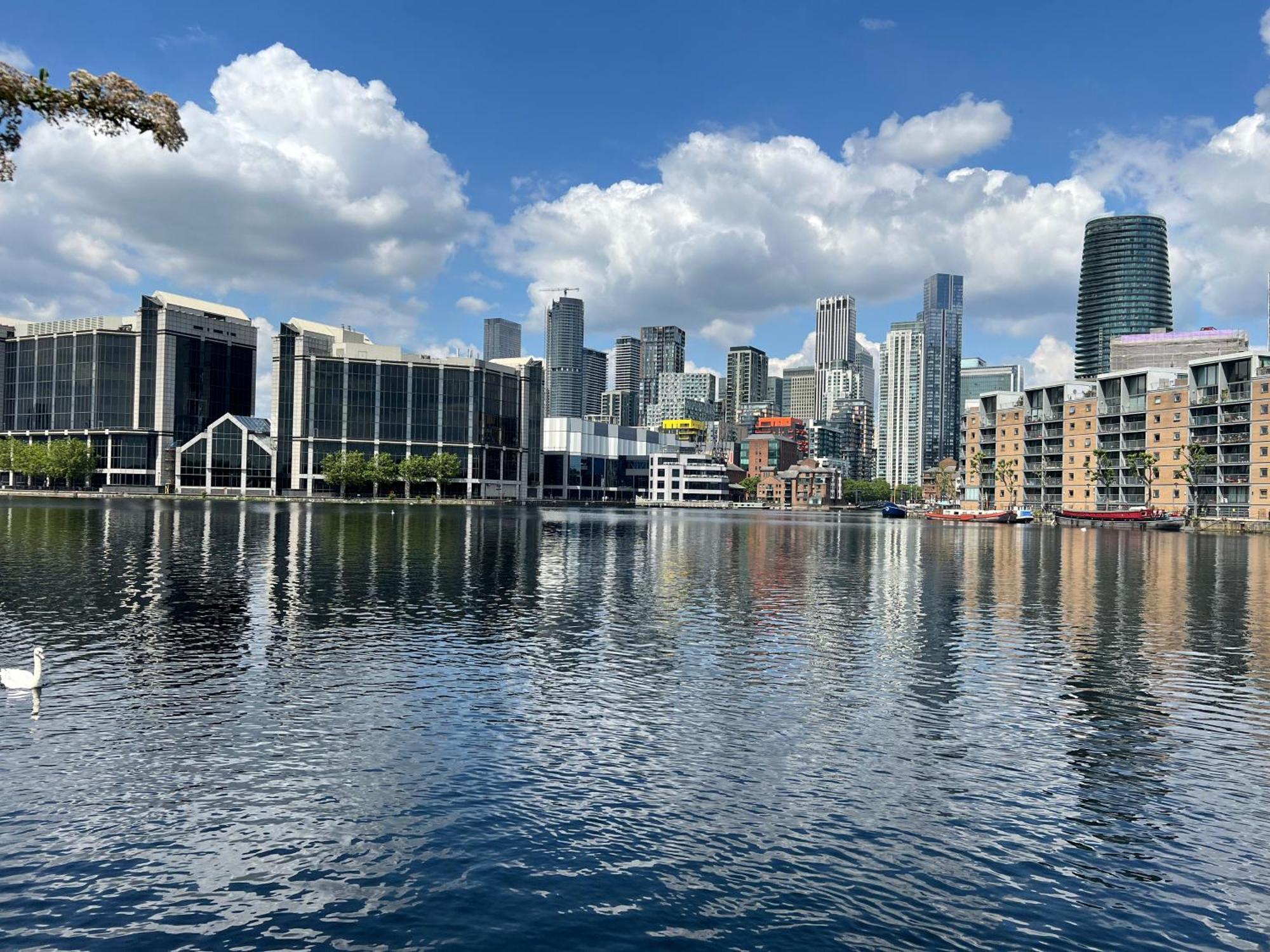 Modern Ground Floor In Canary Wharf, Free Parking *