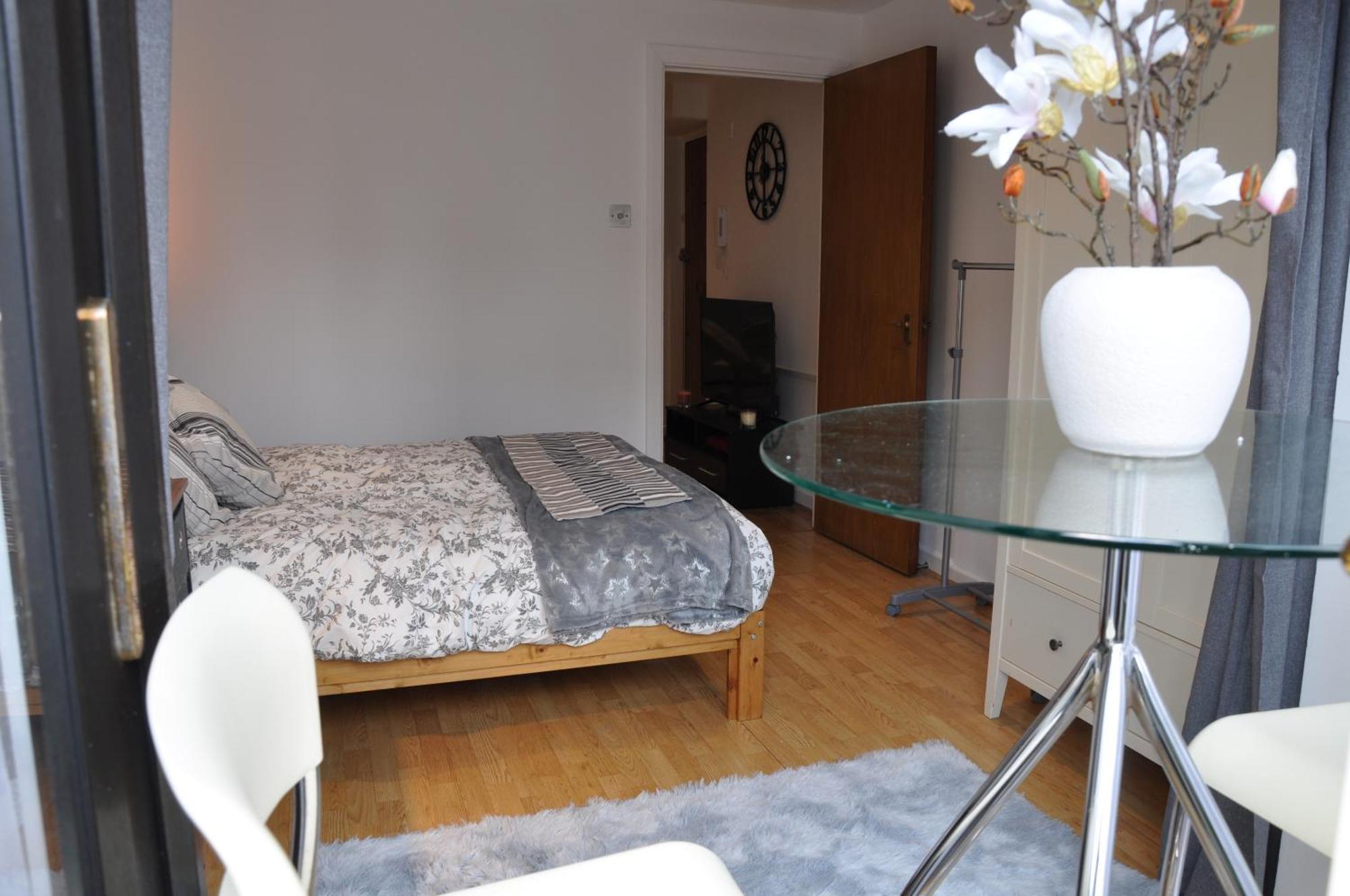 Modern Ground Floor In Canary Wharf, Free Parking Londres
