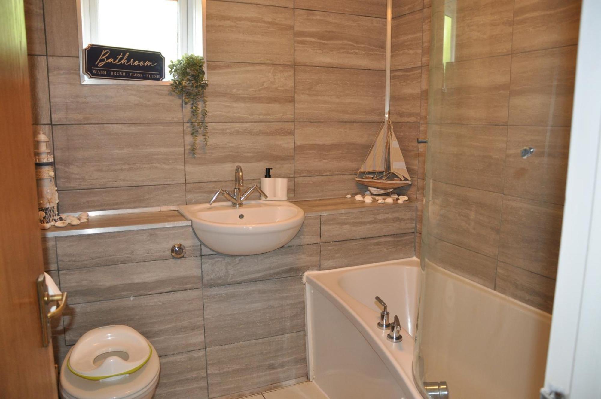 Modern Ground Floor In Canary Wharf, Free Parking * Londres