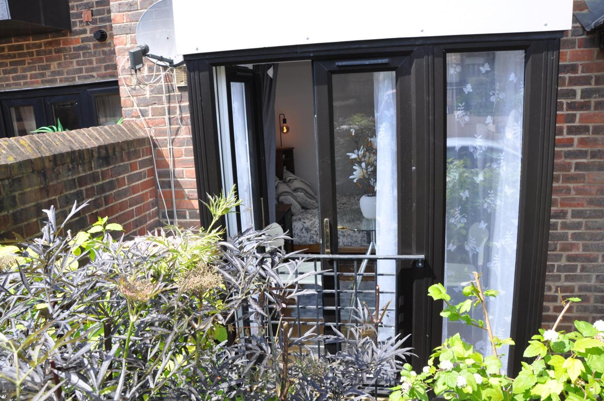 Modern Ground Floor In Canary Wharf, Free Parking *
