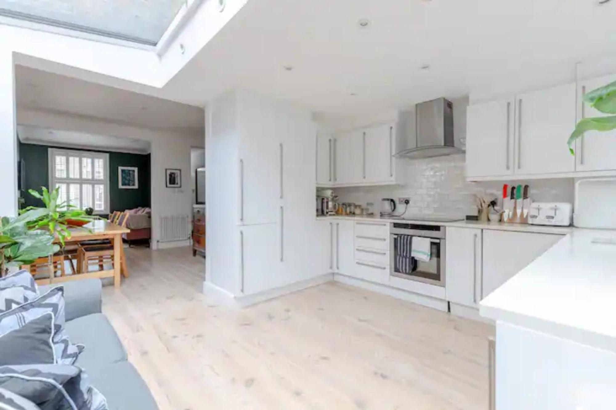 Beautifully Designed 2bd House - By Queen's Park! Сasa de vacaciones Londres