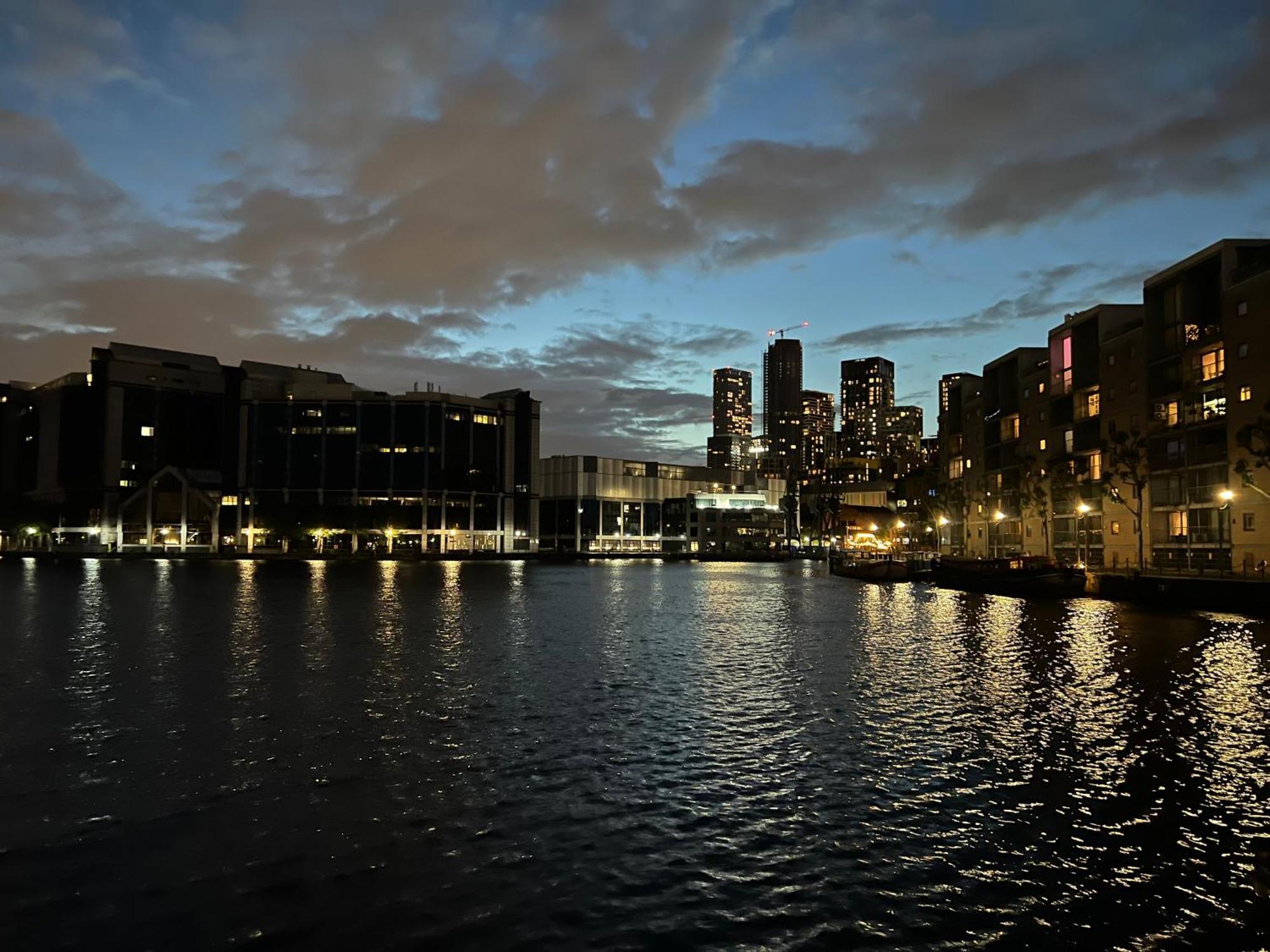 Modern Ground Floor In Canary Wharf, Free Parking Londres