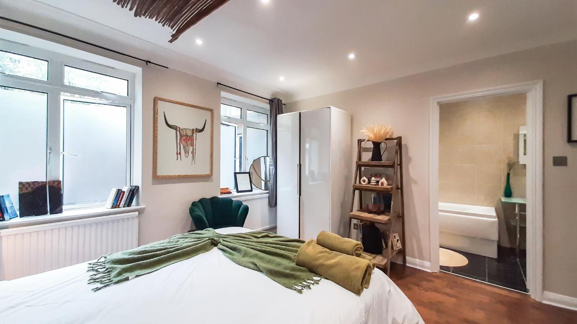 Enchanting 3 Bedroom Flat Londen