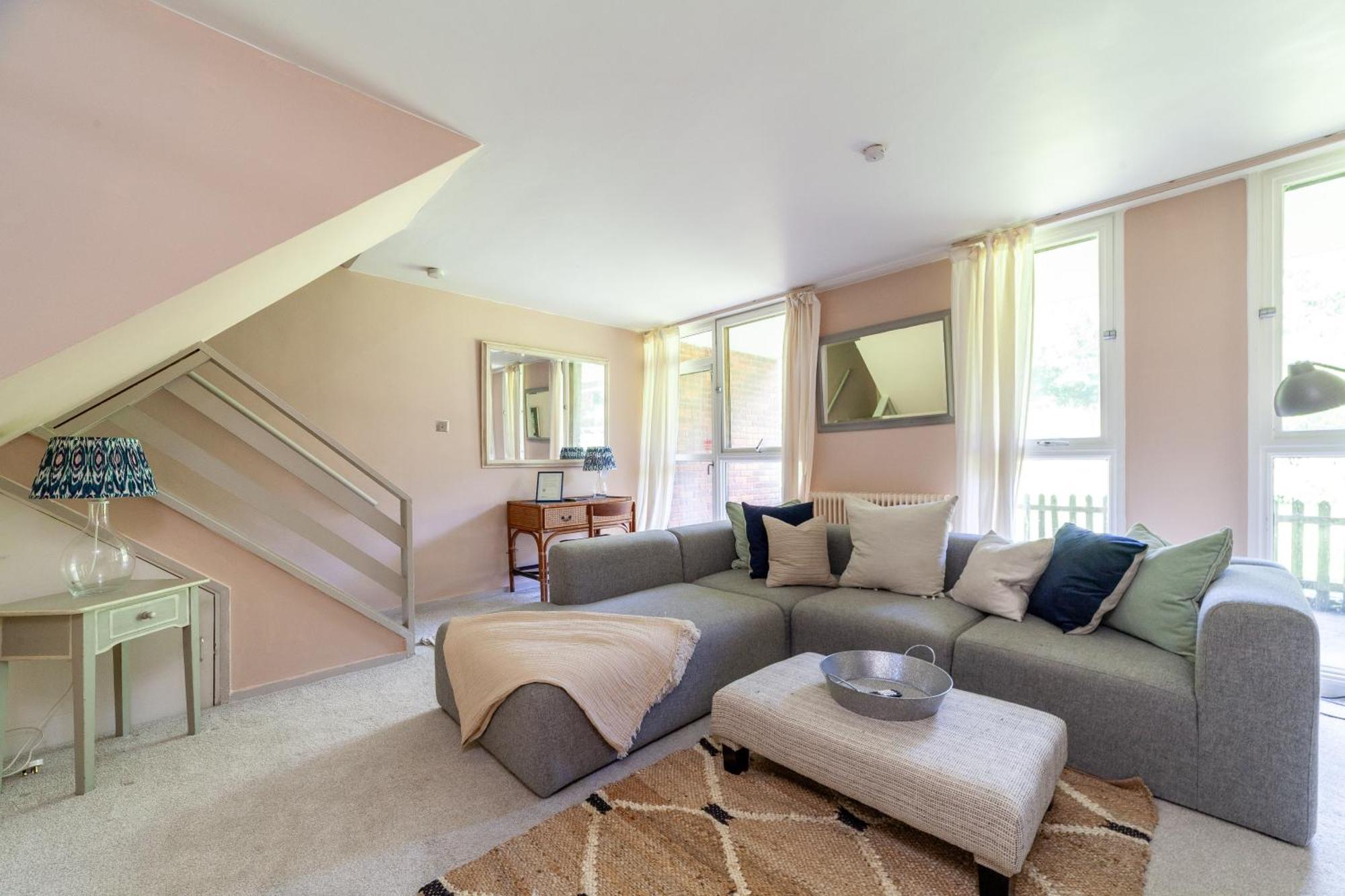 Mezzanine 3-bed In Central London, By Westminster *