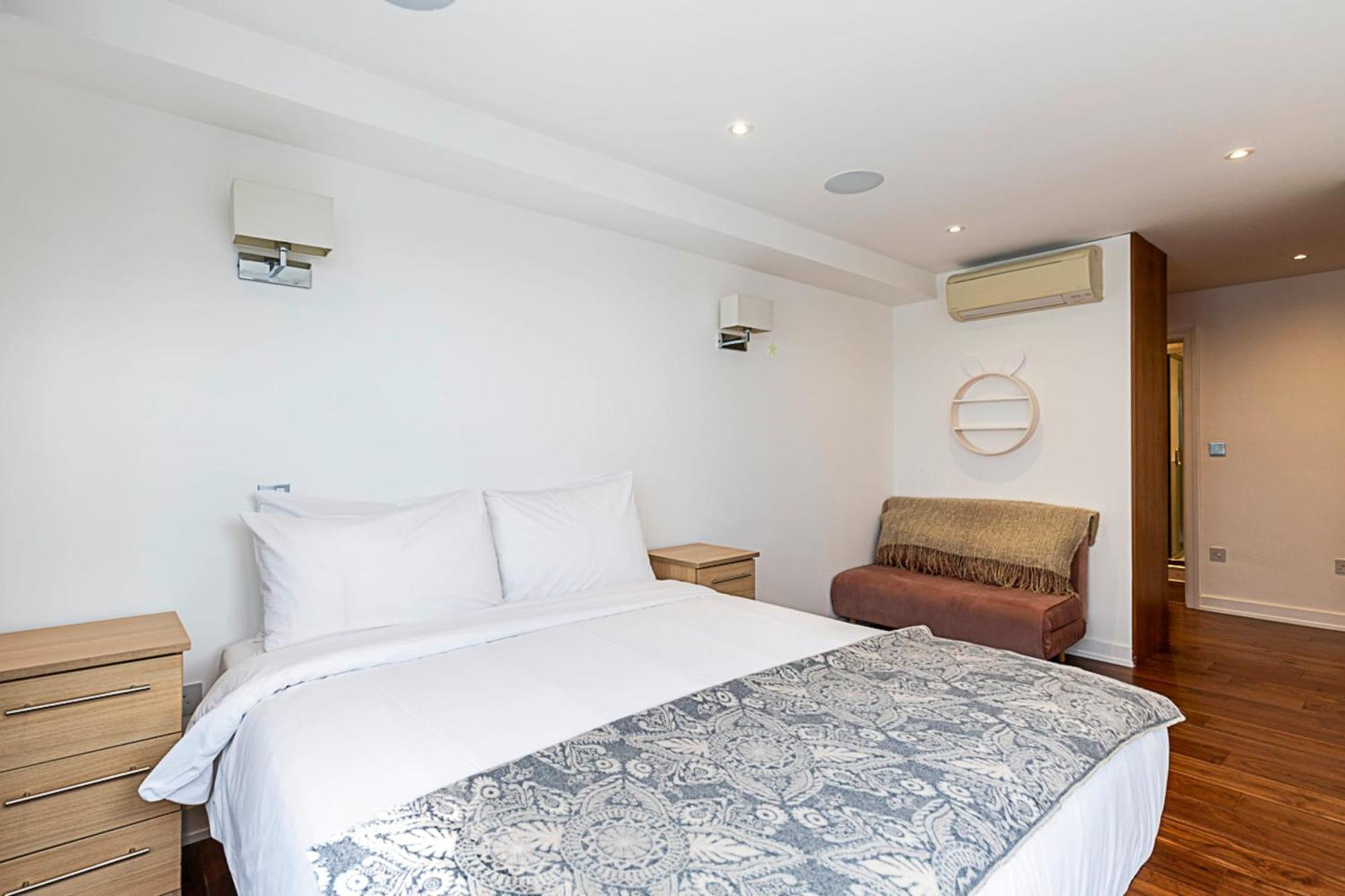 Modern Haven With Terrace View & Urban Charm Apartamento