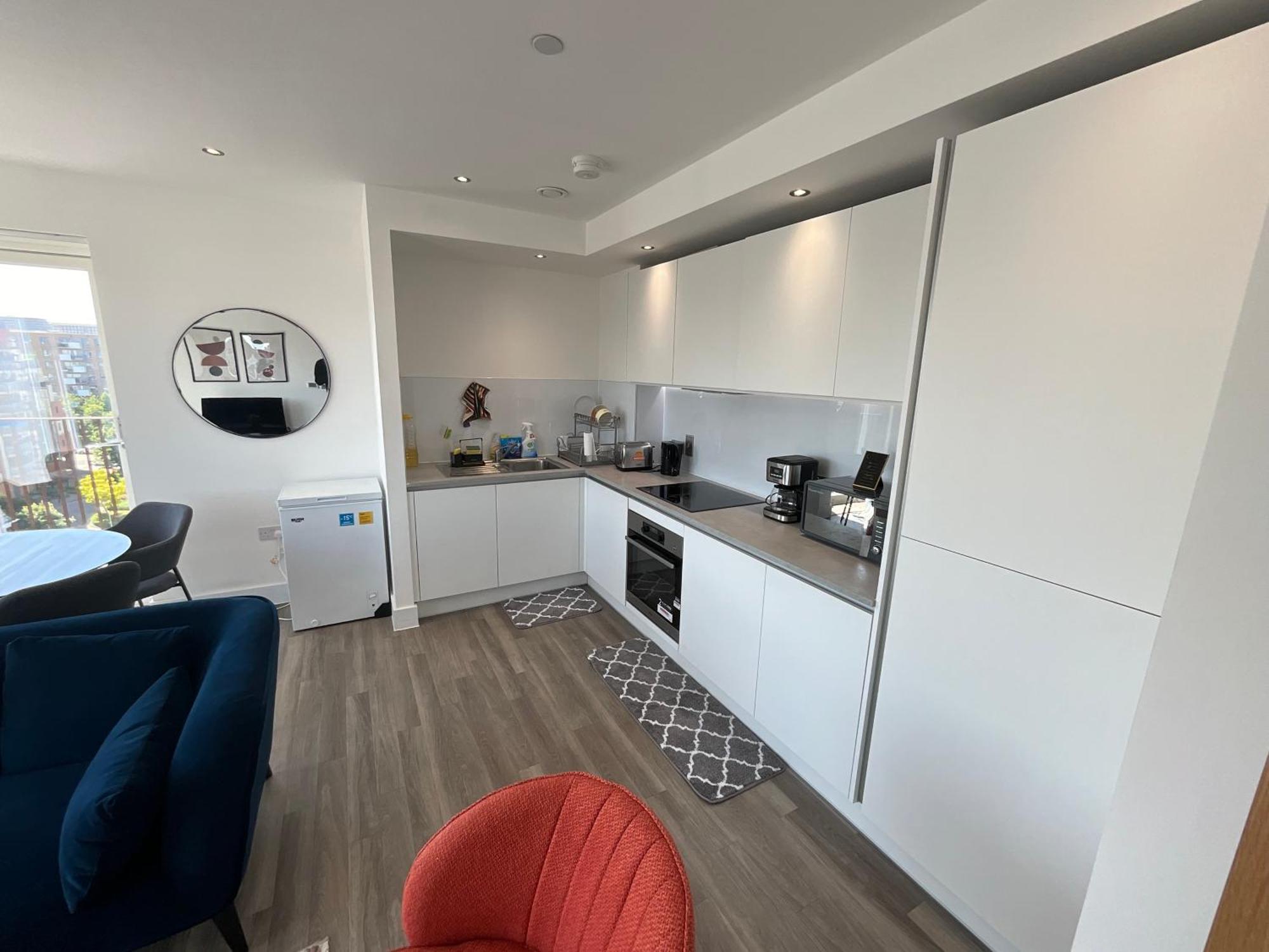Apartment 1br Gem In Shared Near O2 Arena & Excel With Patio, Private Bath, Free Parking & Garden *