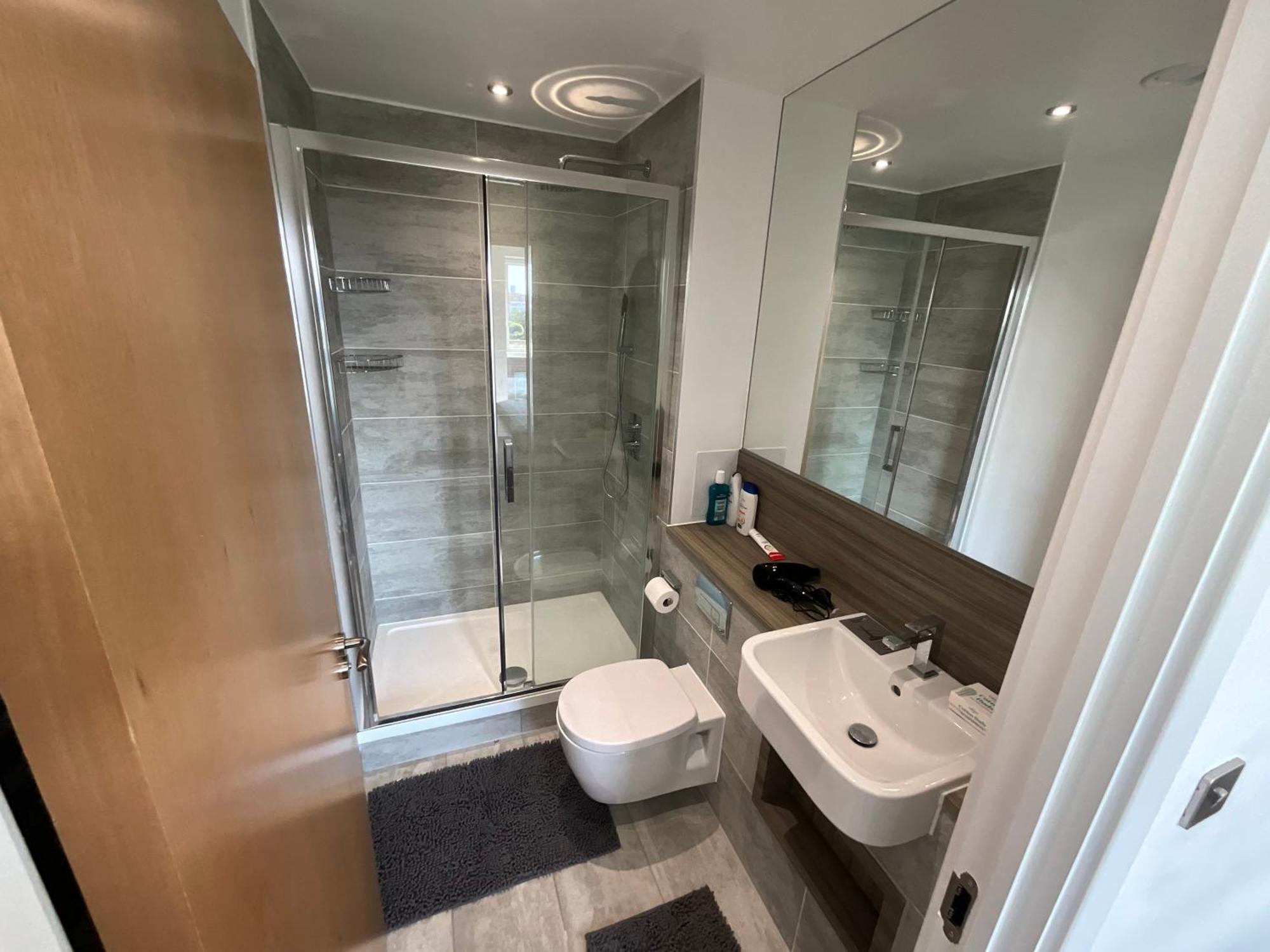 Apartment 1br Gem In Shared Near O2 Arena & Excel With Patio, Private Bath, Free Parking & Garden