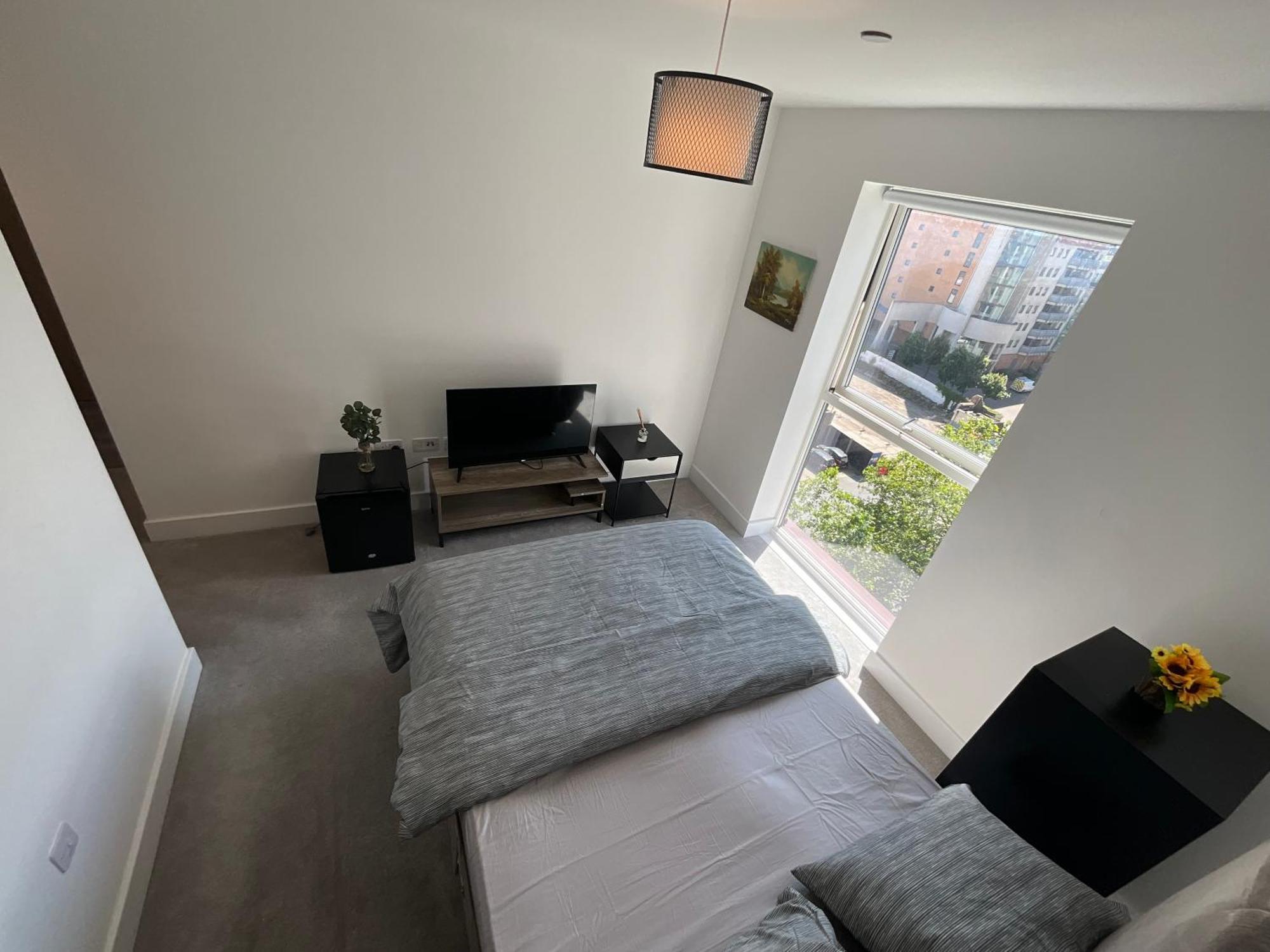 1br Gem In Shared Near O2 Arena & Excel With Patio, Private Bath, Free Parking & Garden Apartment