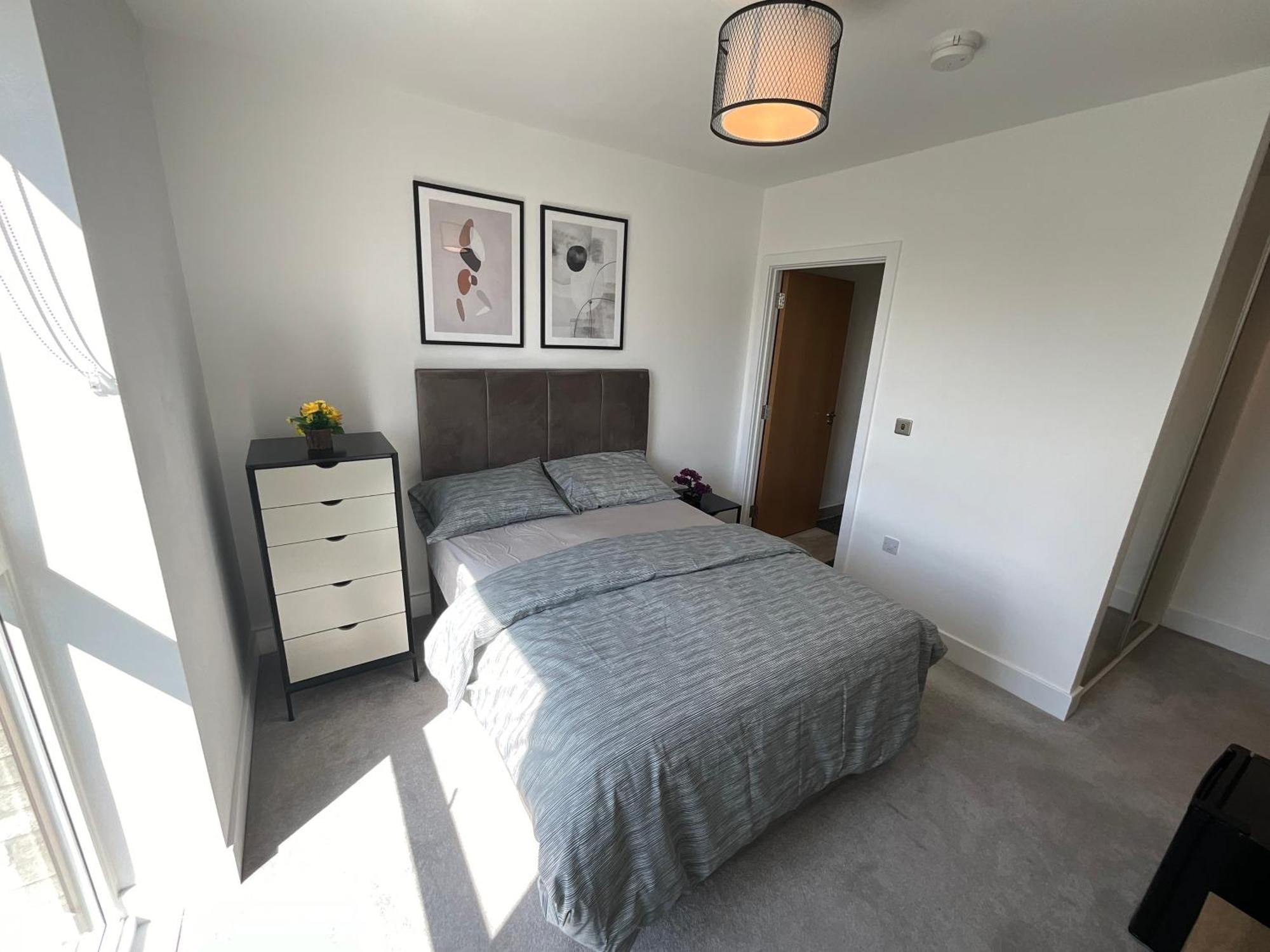 Apartment 1br Gem In Shared Near O2 Arena & Excel With Patio, Private Bath, Free Parking & Garden *