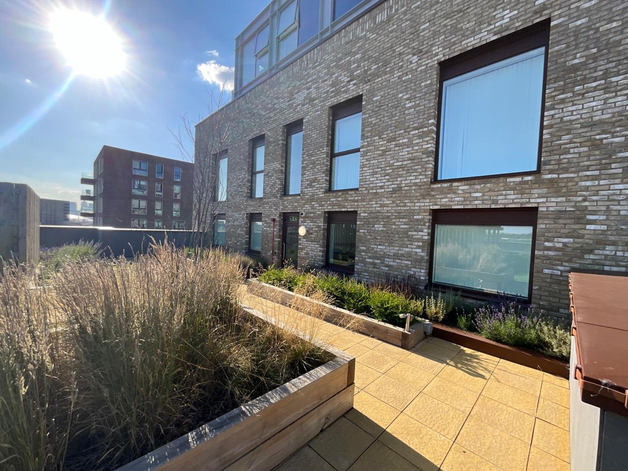 Apartment 1br Gem In Shared Near O2 Arena & Excel With Patio, Private Bath, Free Parking & Garden *