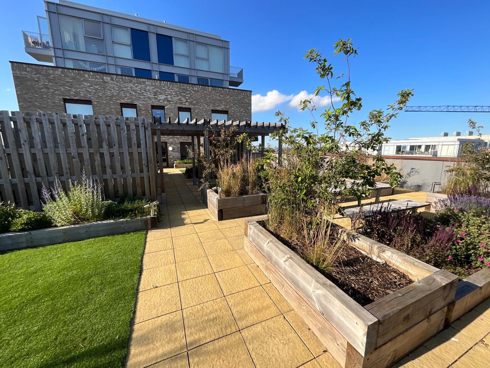 Apartment 1br Gem In Shared Near O2 Arena & Excel With Patio, Private Bath, Free Parking & Garden *