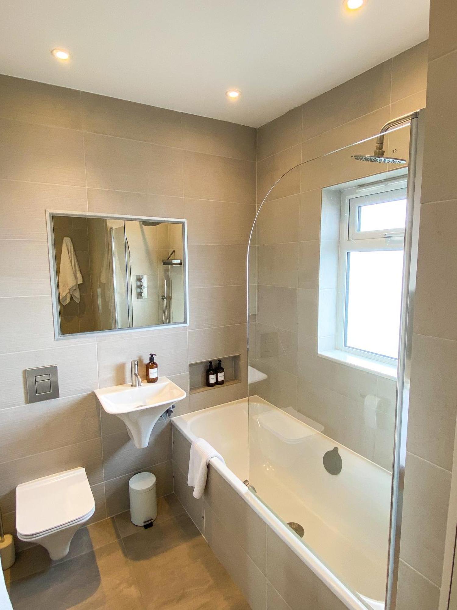 Sleek Scandi-inspired 2bd Flat Fulham * Londres