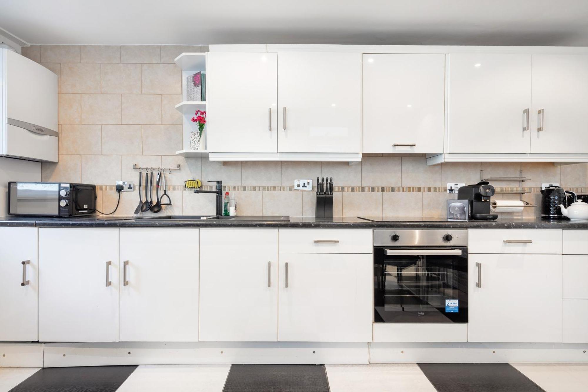 Perfect Location 2bed 2bath Apartment London