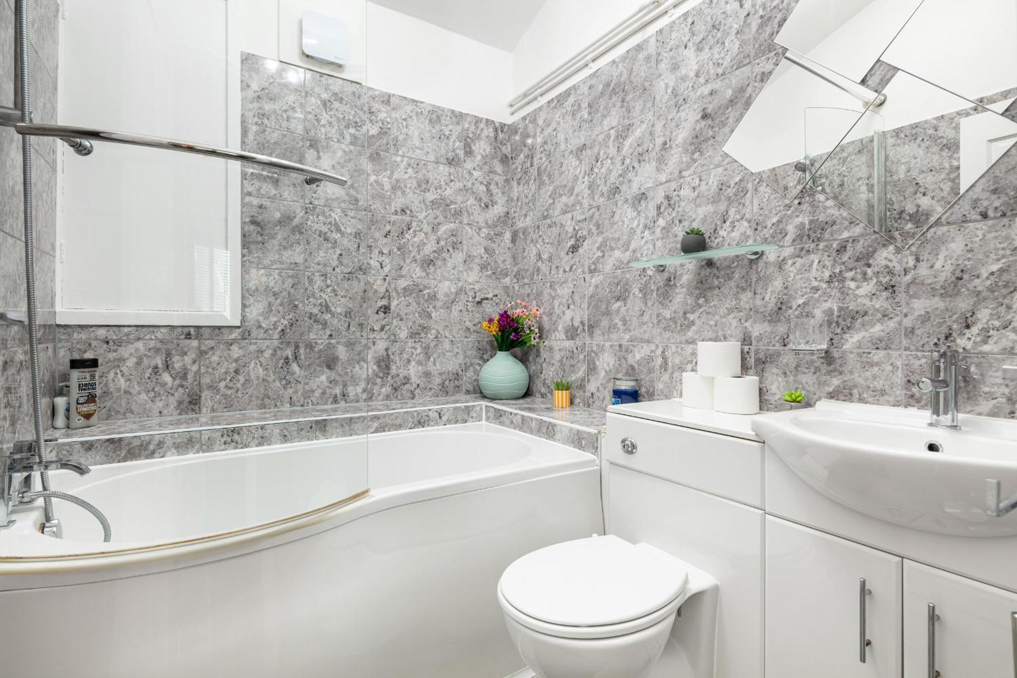 Perfect Location 2bed 2bath * London
