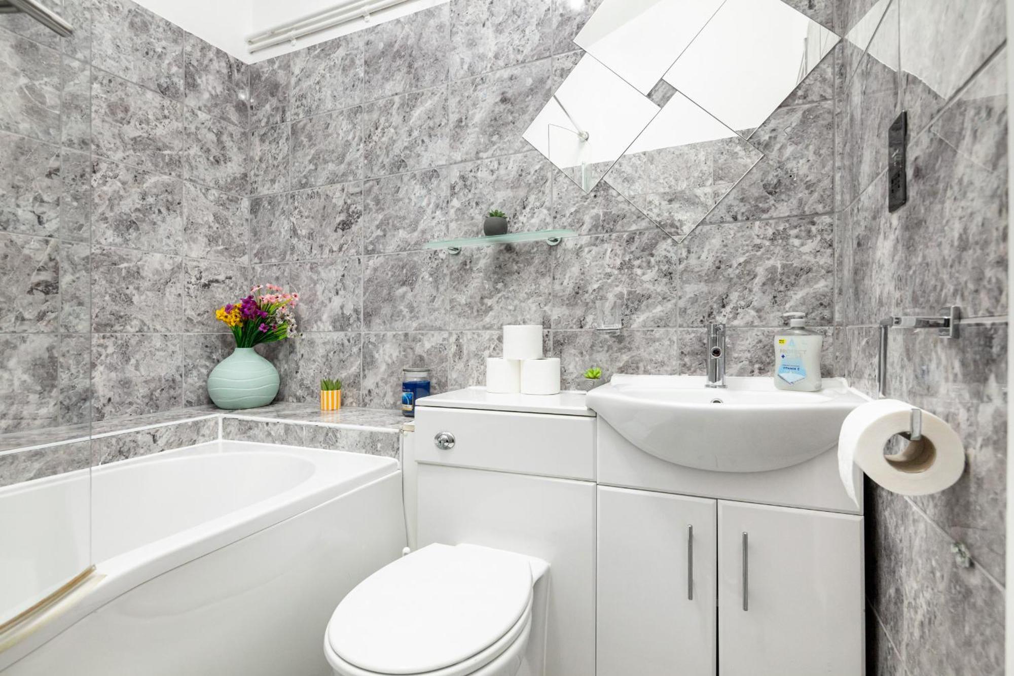 Perfect Location 2bed 2bath Apartment *