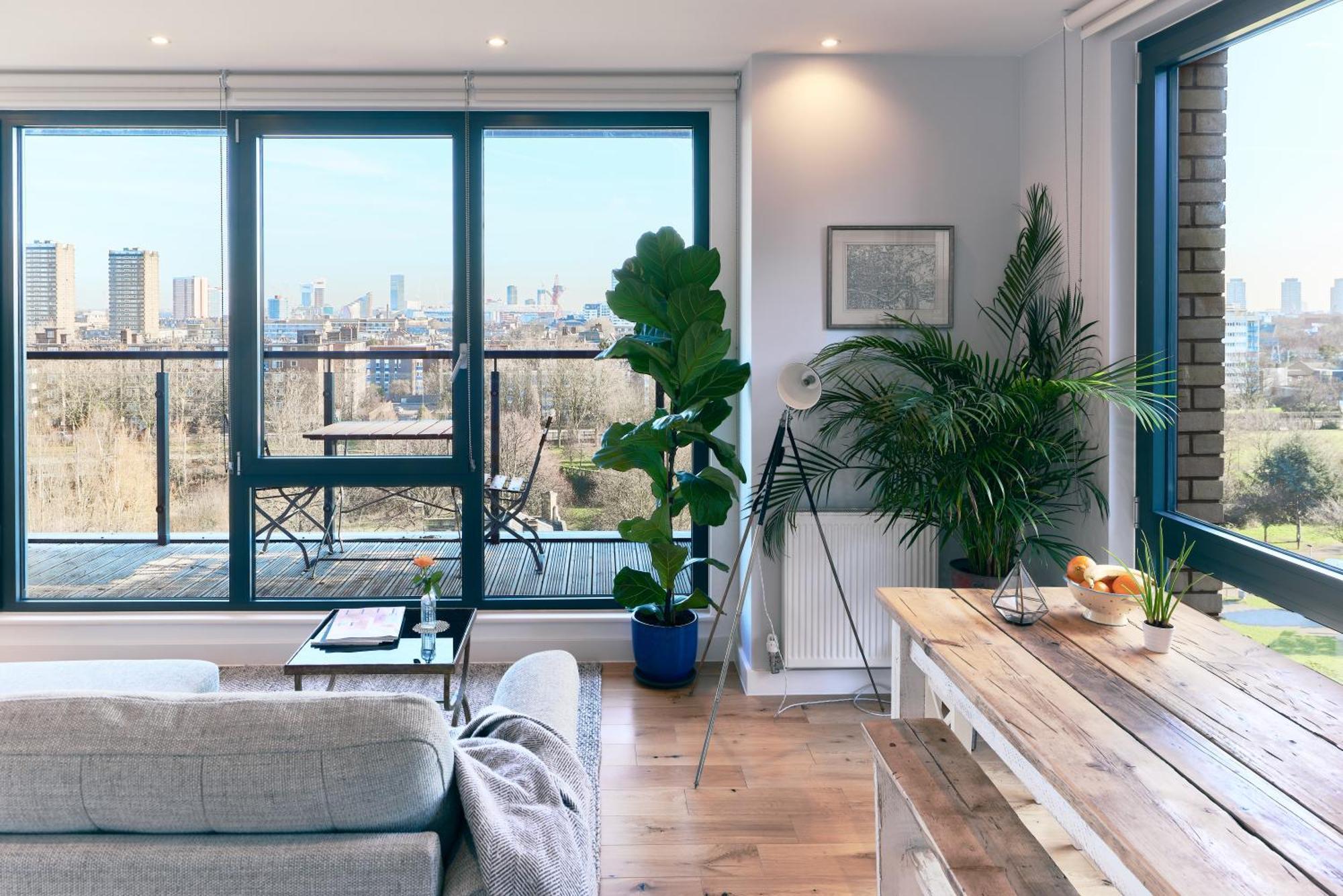 Beautiful 1 Bedroom With Balcony Near Mile End Appartement