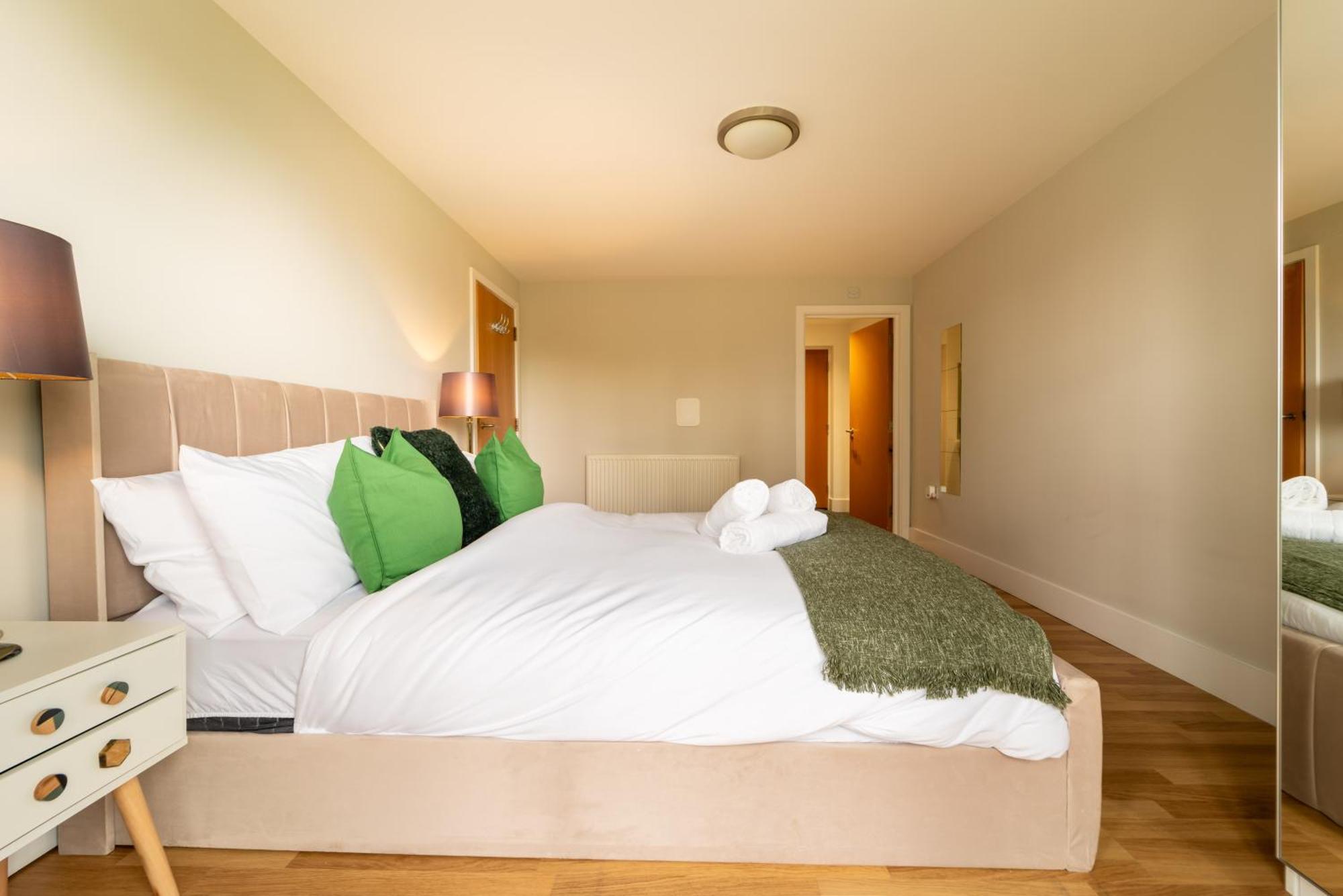 Luxury Docklands 2bed Apt- Close To Excel- Canary Wharf- Airport - 02 Arena- Free Parking- Ps 4 Apartment *