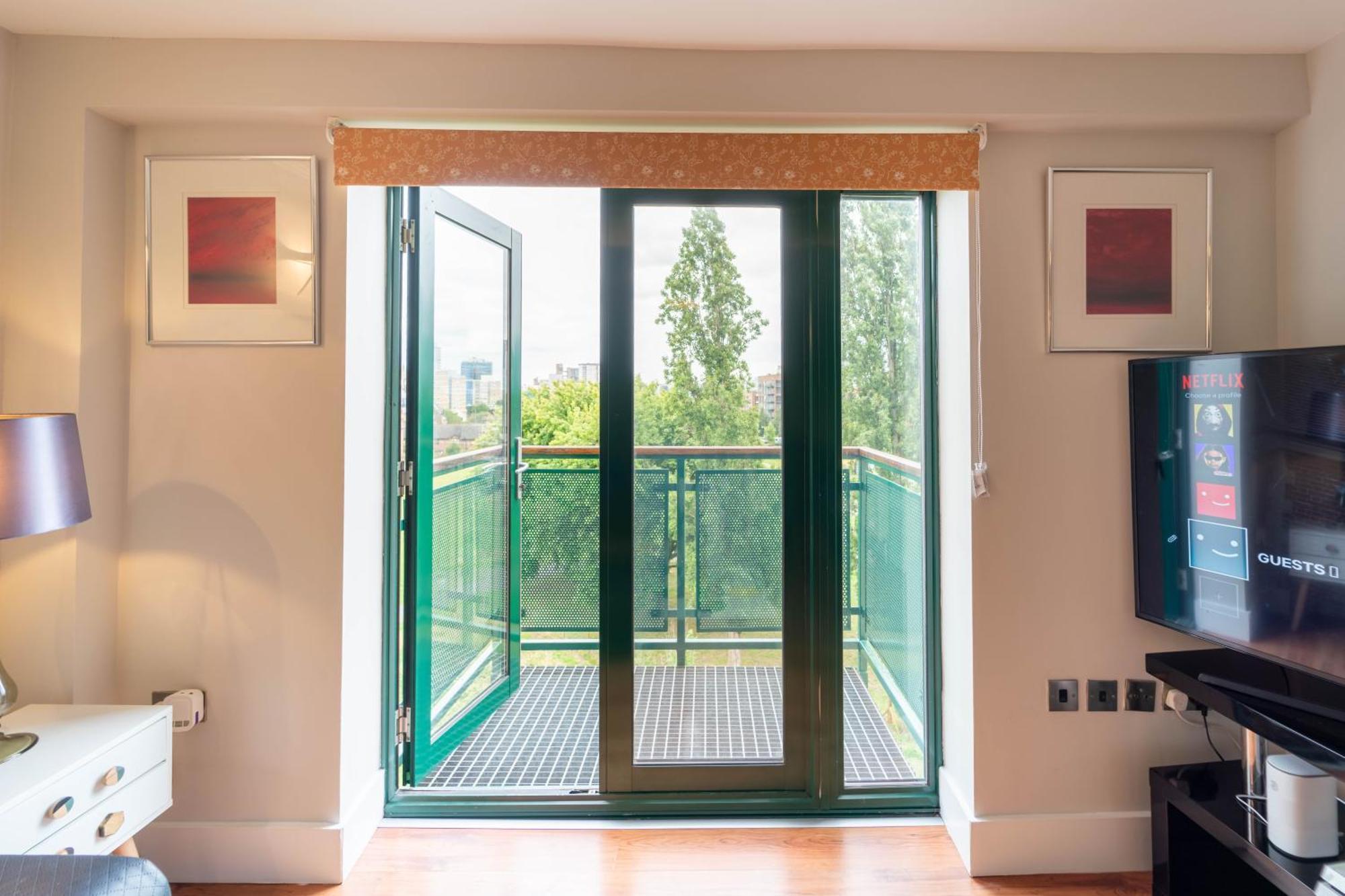 Luxury Docklands 2bed Apt- Close To Excel- Canary Wharf- Airport - 02 Arena- Free Parking- Ps 4 Apartment London