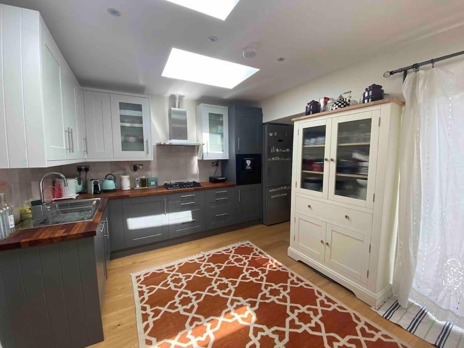 Entire Fully Renovated House In Chiswick W4 Casa de Férias Londres