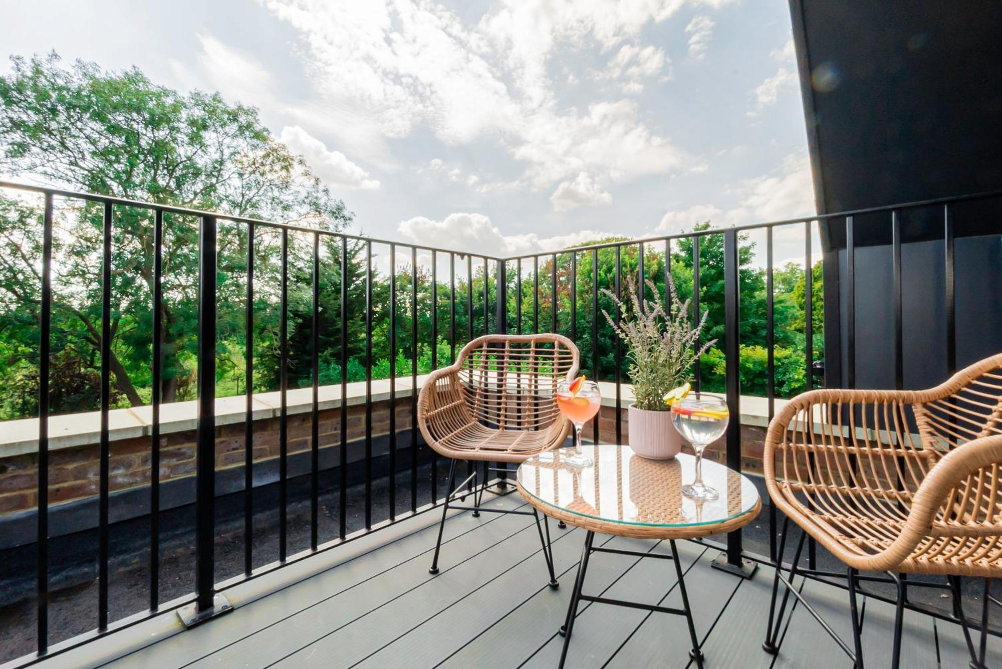 Superb Floor 1-bedroom Flat With Charming Two Balconies