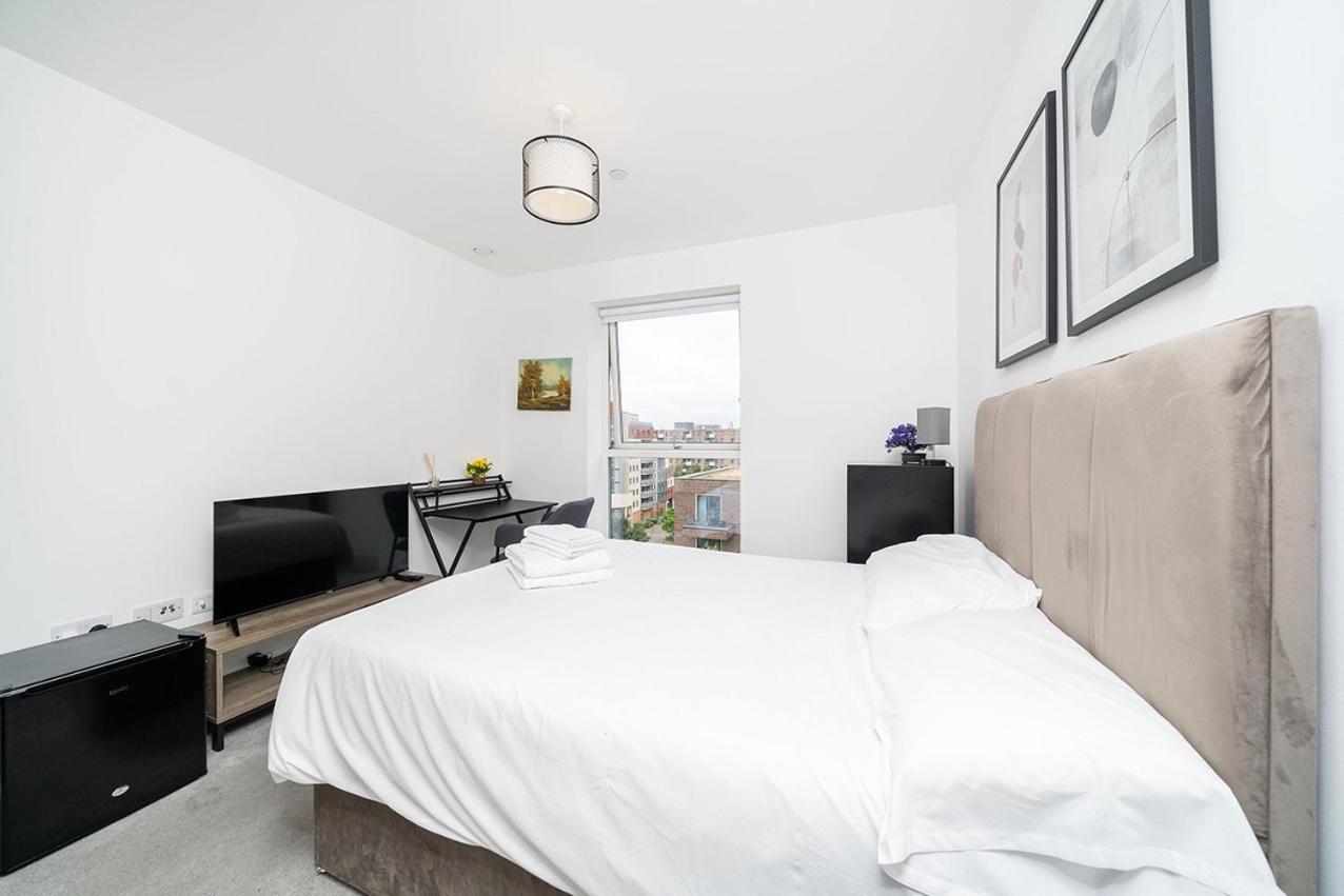 Apartment 1br Gem In Shared Near O2 Arena & Excel With Patio, Private Bath, Free Parking & Garden