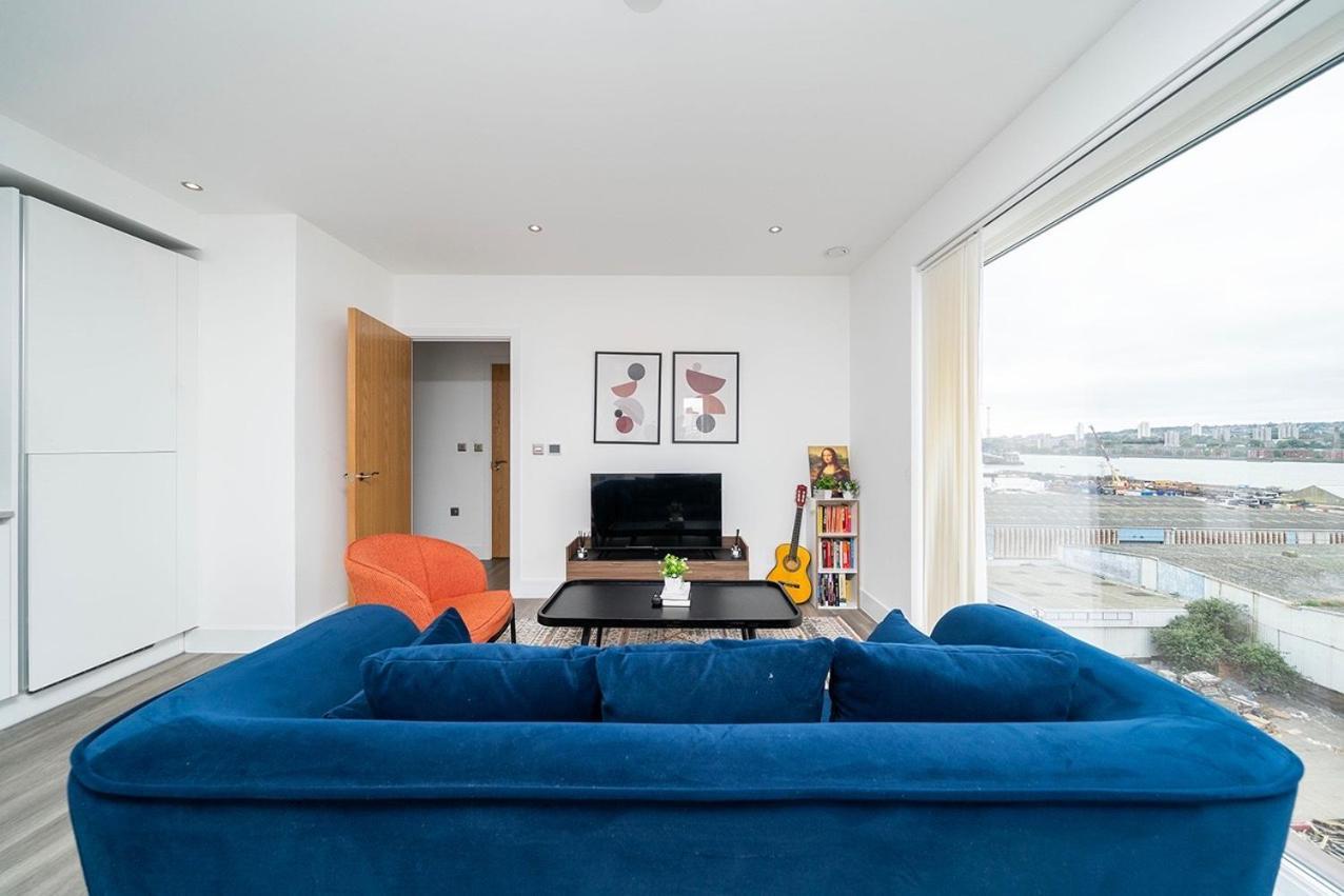 Apartment 1br Gem In Shared Near O2 Arena & Excel With Patio, Private Bath, Free Parking & Garden *