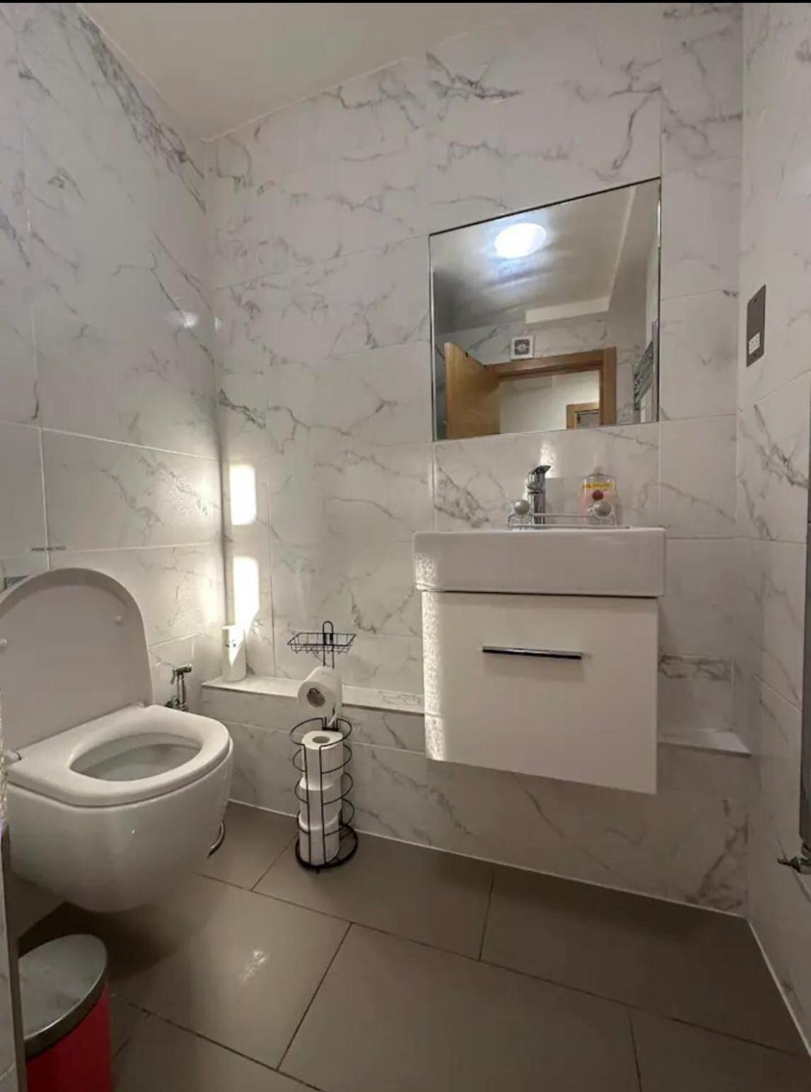 Stunning 2 Bedrooms, 2 Bathrooms Flat. * Londres